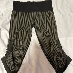 Women’s Lululemon Black Green Chevron Patterned Cropped Leggings EUC Size 8